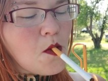 Sexy MILF divirtiéndose mientras fuma