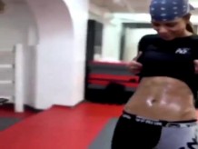 Halle Berry mostrando sus abdominales después de un entrenamiento