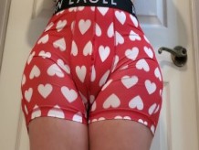Gran culo sexy adorando assjob en calzoncillos boxer de corazón rosa