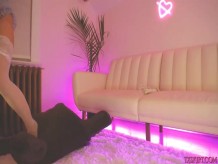 cosplay ingenuo masturbándose en una habitación rosa p6