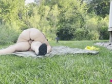 Cinta de sexo al aire libre - Pareja casada Missy y George haciendo el amor en el jardín delantero - Desnudo completo