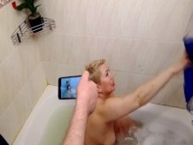 ¡Gran pasión madura en un baño apretado de Moscú, masturbación en la ducha, mamada, corridas en las tetas, primer plano!