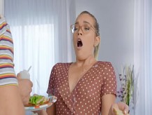 A ella le gusta su polla en la cocina &sol; brazzers escena de zzfullcomsolhc