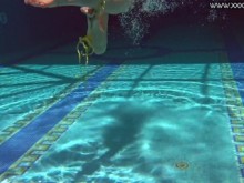 Nicole Pearl la más milf del mundo nadando
