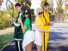 Juego de tenis con madrastras putas conduce a una orgía de sexo cuarteto - Kenzie Taylor y Mona Azar - MomSwap