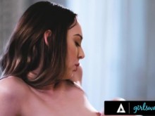 GIRLSWAY - La MILF Rachael Cavalli brinda conocimientos sobre sexo después de atrapar a su hijastra Lily Larimar