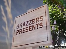 Brazzers - Milfs Like it Big - Escena de pervertido en el parque protagonizada por Alexis Fawx Romi Rain y Keiran L