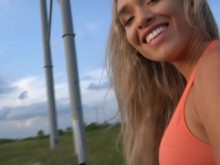 La modelo de fitness Brianna Moon tiene sexo en público al aire libre