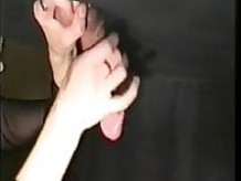WF99 - Masturbación con la mano debajo de la mesa - esposa se masturba cachonda