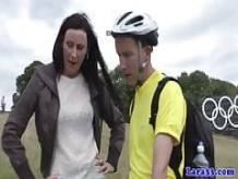 Británica madura en medias recoge ciclista para follar
