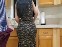 Big Ass Stepmom folla a su hijastro en la cocina después de ver su gran erección
