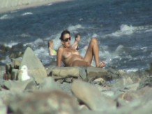 MILF caliente en una playa nudista