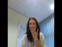 Secretaria webcam muestra sus pesadas perchas en la oficina
