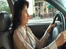 18+Mujer masturbándose al volante de un coche