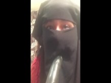 Lonely Niqabi Hijabi mujer chupando consolador y sacudiendo el culo