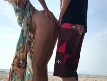 Verdadero aficionado público de pie sexo arriesgado en la playa !!! Gente caminando cerca
