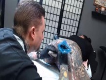 Darcy Diamond se tatúa el culo por Trevor Whelen durante 4,5 horas (25 minutos TL) - Infectada por Sickick