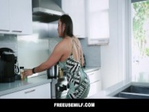 FreeUseMILF La madrastra más caliente jamás teaser