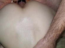 Pixie Dust es enculada hasta el orgasmo y luego recibe un creampie anal