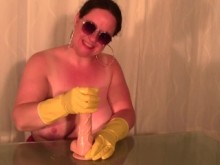 ¡Instrucciones de masturbación fetichista cachonda con guantes de goma amarillos para correrse!