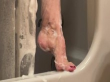 La tía JOI en la ducha juega con la masturbación del coño espiando las mejores piernas pies tetas