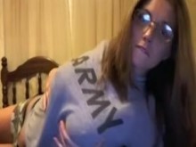 Grande tit ejército esposa masturbándose con un juguete en webcam