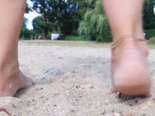 Modelo de pie con arcos altos, vida de verano (pies públicos, burlas de pies, diosa de los pies, pies sexys, dedos bonitos)