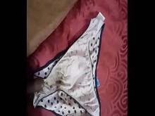 La masturbación en ropa interior de la madre de un amigo