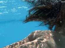 La MILF húngara más caliente Angelica se pone cachonda bajo el agua
