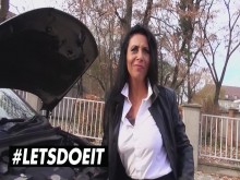 BUMSBUS - La MILF tetona Lady Paris está emocionada por una gran sesión de montar una polla al aire libre - LETSDOEIT