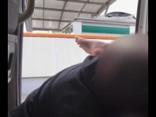 Dos hombres me pillaron masturbándome en el coche, me obligaron a correrme continuamente y luego huyeron. De repente le lamen el coño mojado y ella eyacula.