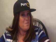 Lisa Sparxxx Unboxing del merchandising de Pornhub