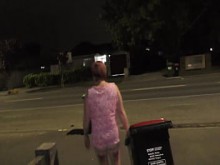 Kiwi Trashy MILF Public Disgrace se orinó en una calle concurrida mientras sacaba la basura