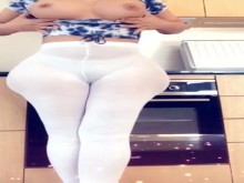 Pawg en leggins blancos