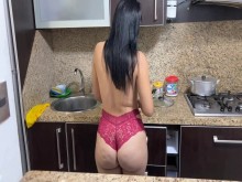 Encontré a mi hermosa MILF cocinando en bikini con su enorme culo y me quedé para ayudarla