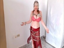 Milf caliente MariaOld provocando con enormes tetas al estilo oriental. Cosplay.