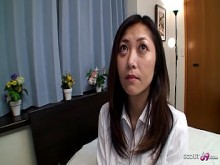 Madrastra japonesa madura seduce para follar y recibir creampie en porno JAV sin censura