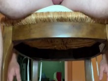 Amateur Milf monta una gran polla en su culo en una silla