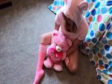 Adolescente juega con el consolador de mamá y es follado por el padrastro