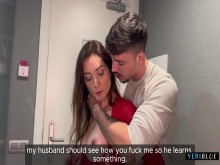 Real infiel casada perra !! Su azúcar mamá la llama mientras su esposo está en una reunión