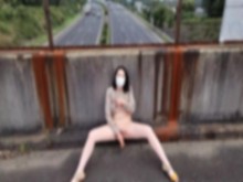 Masturbación en negrita en un paso elevado de alta velocidad