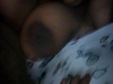 Grandes tetas ebony milf gimiendo