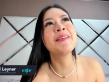 Crystal Leyner en Flirt4Free - Sexy Milf extiende sus piernas y juega con su coño suave