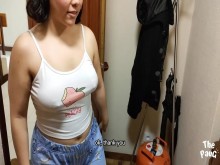 La vecina sorprende a Big Ass Milf y la ayuda con su "dolor de espalda".