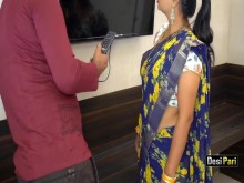 Desi Pari Bhabhi seduce a la mecánica de televisión para el sexo con audio hindi claro