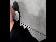 Parpadeando en la alfombra de lavandería a una dama madura que mira