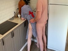 La madrastra madura sacó su polla antes del sexo anal y le dio una mamada