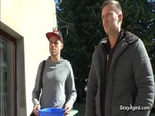 Rubia tetona DP madura golpeada