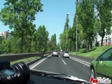 Belleza madura follando en una tienda de sexos