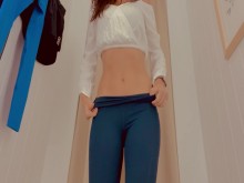 Probarme la ropa de gimnasio en el vestuario parte 1